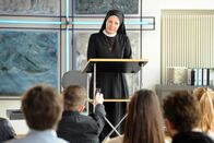 Um Himmels Willen – Die Mutter Oberin (Nina Hoger) gibt eine Pressekonferenz.