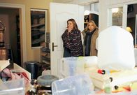 Rote Rosen – ARD ROTE ROSEN FOLGE 1933 Uhr im ERSTEN. Jana (Jenny Jürgens, l.) und Jeanette (Nina Weniger, r.) stellen fest, dass jemand ihre Werkstatt verwüstet und die Arganölvorräte vernichtet hat.
