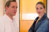 Praxis mit Meerblick – Praxis mit Meerblick – Willkommen auf Rügen Gespräch unter Ärztekollegen: Patrick Heyn als Dr. Heckmann, Tanja Wedhorn als Nora Kaminski. Copyright: SRF/ARD Degeto/Christine Schröder