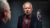 Tatort – Kommissar Klaus Borowski (Axel Milberg) im Verhörraum mit Zenaida (Milena Tscharnkte).