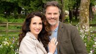 Cedar Cove – Olivia (Andie MacDowell, li) und Jack (Dylan Neal, re) meistern ihre Probleme gemeinsam