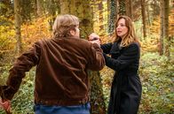Sturm der Liebe – Ariane (Viola Wedekind, r.) versucht Gerry (Johannes Huth, l.) zu überzeugen, die Wildtierkamera zu öffnen.