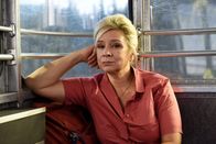 Frühling – Luise König (Susanne Schäfer) sitzt in einer Gondel fest, als sie plötzlich die Nachricht einer fremden Nummer erreicht.