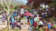Fahrt ins Risiko – Allerheiligen ist in Bolivien ein fröhliches Fest. Auf dem Friedhof wird gegessen, getrunken, getanzt und musiziert.