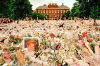 The Princess - Lady Diana – Die Blumen und die Trauernden neben Kensington-Palast in den Tagen nach der Beerdigung von Prinzessin Diana, London, England, September 1997