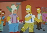 Die Simpsons – Homer (re.) nimmt bei Krusty Clown-Unterricht.