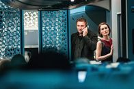 Non-Stop – Air Marshall Bill Marks (Liam Neeson) und Stewardess Nancy (Michelle Dockery) versuchen, mit einem Trick herauszufinden, welcher Passagier gerade sein Handy benutzt.