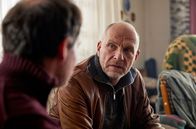 Wolfsland – Butsch (Götz Schubert) befragt Tilly Vogt (Johannes Allmayer) zu seiner Beziehung mit dem toten Trödler Arnie Sohr.