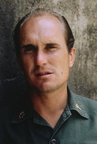M.A.S.H. – Nahe der Front in einer öden Gebirgslandschaft leistet Major Frank Burns (Robert Duvall) selbstlos seinen Dienst ...