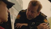 Rod Knock – Dem Polizist Kjetil Dalen (Fridtjov Saheim, r.) ist klar, wie berüchtigt GT (Odin Waage, l.) in der Autoszene der Stadt ist. Auch wenn er keine stichhaltigen Beweise gegen ihn hat, beobachtet er ihn ganz genau.