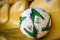 Fußball: Conference League – Der UEFA Conference League Ball während der ServusTV-Übertragung der "UEFA Conference League" in Wals-Siezenheim, Salzburg, Österreich am 3. September 2024.