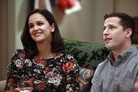 Brooklyn Nine-Nine – Amy Santiago (Melissa Fumero, l.); Jake Peralta (Andy Samberg, r.)