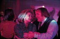 Das Schmuckstück – Suzanne (Catherine Deneuve) und der kommunistische Bürgermeister Maurice Babin (Gérard Depardieu) hatten eine Affäre. Beim Tanzen schwelgen sie in Erinnerungen …
