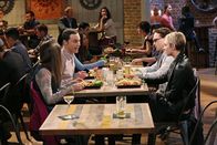 The Big Bang Theory – Leonard (Johnny Galecki, 2.v.r.) und Penny (Kaley Cuoco, r.) versuchen Sheldon (Jim Parsons, 2.v.l.) zu beweisen, dass er und Amy (Mayim Bialik, l.) nicht das überlegenere Paar von ihnen sind ...