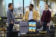 Männerwirtschaft – (v.l.n.r.) Oscar Madison (Matthew Perry); Teddy (Wendell Pierce); Felix Unger (Thomas Lennon)