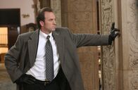 Gilmore Girls – Fällt es nur schwer seine Wut im Zaun zu halten, als er herausfindet, dass ihm Christopher seine Freundin ausspannen möchte: Luke (Scott Patterson) ...