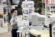 Young Sheldon – Sheldon (Iain Armitage) will unbedingt einen Computer haben, was schließlich für Diskussionen über die finanzielle Lage der Familie sorgt ...