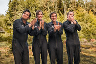 Outside the Box – v.l.: Kretsch (Sascha A. Gerak), von Geseke (Vicky Krieps), Schopner (Volker Bruch) und Grandier (Stefan Konarske) applaudieren mit gefesselten Händen zu einer vermeintlich inszenierten Geiselnahme.