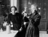 Marie Curie – Marie Curie und Tochter Irene im Labor.