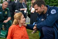 Rosamunde Pilcher: Vier Luftballons und ein Todesfall – Rosamunde Pilcher Vier Luftballons und ein Todesfall Ein Lebensretter auf dem Friedhof: Meriel Hinsching als Gwen, Moritz Otto als Lennard Boyle Copyright: SRF/ZDF/Jon Ailes