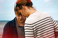 Roter Himmel – Leon (Thomas Schubert) und Nadja (Paula Beer) treffen an der Ostsee aufeinander. Um sie herum wüten Waldbrände, die sie bald nicht mehr ignorieren können.