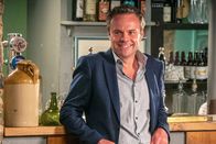 Agatha Raisin – Für James (Jamie Glover) sollte die Hochzeitsfeier der schönste Tag seines Lebens werden, doch dann kam alles anders.