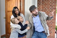 jerks. – Weil Christian (r.) seinen potenziellen, neuen Vermieter als Kinderschänder darstellt, wird nichts aus dem Umzug und er steht quasi auf der Straße. Auch bei Ex-Freundin Collien (l.) und ihren gemeinsamen Kindern Kala (Chloé Heinrich, 2.v.l.) und Lila (Leonore von Berg, 3.v.l.) hat er kein Glück - zu allem Überfluss trifft er auch noch auf Colliens neuen Freund ...