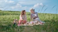 Die Eifelpraxis – Überraschungsbesuch: Susanne (Adriana Altaras, li.) und Heidelinde (Corinna Kirchhoff, re.) genießen ihre Zeit.