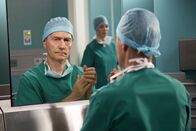 In aller Freundschaft – MDR Fernsehen IN ALLER FREUNDSCHAFT - FOLGE 623, "Über die Grenzen" Uhr. Der Todestag von Dr. Rolf Kaminskis (Udo Schenk) Frau und seiner Tochter jährt sich. Er versucht die Fassade zu wahren, doch seine, an diesem Tag besonders schlechte Stimmung, merkt man ihm sehr an. Dr. Elena Eichhorn (Cheryl Shepard) kennt den Grund und versucht nachsichtig mit ihm zu sein.