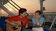 Das Traumschiff – Paul (Franz Dinda) und Lisa (Zoe Weiland) haben sich ineinander verliebt und planen einen gemeinsamen Ausflug in die Rocky Mountains.