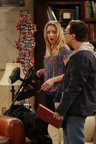 The Big Bang Theory – Pennys (Kaley Cuoco, l.) Computer hat sich aufgehängt und während Leonard (Johnny Galecki, r.) die Festplatte wieder zum Laufen bringt, begeht sie einen schwerwiegenden Fehler ...