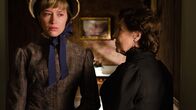 Grand Hotel – Alicia Alarcón (Amaia Salamanca, l.) und Doña Teresa (Adriana Ozores, r.)