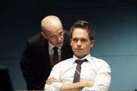 Suits – Mike (Patrick J. Adams, r.) gerät erneut ins Visier der Ermittlungen: Eric Woodall (Željko Ivanek, l.) versucht, ihn zu einem folgenschweren Geständnis zu bewegen – mit weitreichenden Konsequenzen für Harvey.