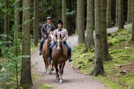 neoriginal: Riding in Darkness – Lotta (Malin Persson) redet sich ein, dass Tommy (Jonas Karlsson) ein guter Mensch sei. Doch er wird jeden Tag schlimmer und gefährlicher.