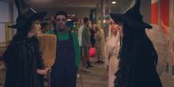 Spellbound - Verzaubert in Paris – Was für ein Schock an Halloween! Mia (Abigail O'Regan, l.) trägt das gleiche Hexenkostüm wie Cece (Hailey Romain, r.)! Aber wer ist hier die bessere Hexe? Jack (Sam Darius, 2.v.l.) und Simone (Margherita Barbieri, 2.v.r.) beobachten die beiden verblüfft.