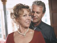 Die Eltern der Braut – Alte Liebe rostet nicht: Charlotte Hansen (Gaby Dohm) und Ex-Mann Viktor (Peter Sattmann) empfinden noch sehr viel füreinander.