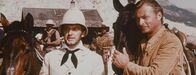 Winnetou II – Nach wie vor treibt der spleenige Lord Castlepool (Eddi Arent, l.) im Wilden Westen sein Unwesen. Doch Old Shatterhand (Lex Barker, r.) nimmt's gelassen ...