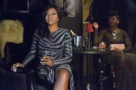 Empire – Wird sich Jamal bei seinem Auftritt der Öffentlichkeit gegenüber als schwul outen, oder nicht? Cookie (Taraji P. Henson, l.) und ihre Assistentin Porsha (Ta'Rhonda Jones,r.) beobachten gespannt ...