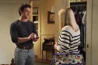 Young Sheldon – George Cooper sen. (Lance Barber, l.); Mandy McAllister (Emily Osment, r.)