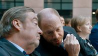 Parlament – Martin spricht mit Michel über dessen Chancen einer erneuten Präsidentschaft. (v. l. n. r. Philippe Duquesne, Johann von Bülow)