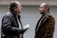 Hit Mom - Mörderische Weihnachten – Auftraggeber (Jürgen Tarrach) und der Professor (Thorsten Merten).