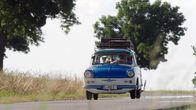 DDR genial – Der Trabant – liebevoll "Rennpappe" genannt – war das Kultauto der DDR. Seine Karosserie bestand aus Duroplast, einer Erfindung, die Stahl ersetzte und erstaunlich widerstandsfähig war. Trotz jahrelanger Wartezeiten wurde er zum Symbol von Freiheit und Mobilität in der DDR.