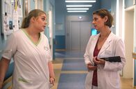In aller Freundschaft – Schwester Miriam (Christina Petersen, li.) äußert Dr. Weber (Annett Renneberg, re.) gegenüber Zweifel an der Geschichte der Patientin. Irgendetwas stimmt da nicht.