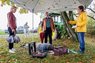 Die Rosenheim-Cops – Pathologin Mai (Sina Wilke, r.) erläutert den Kommissaren Stadler (Dieter Fischer, M.) und Winter (Vanessa Eckart, l.), dass das Opfer aus der Ferne erschossen wurde.