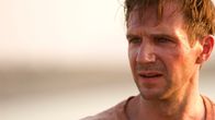 Der ewige Gärtner – Justin (Ralph Fiennes) versucht auf eigene Faust den Mord an seiner Frau Tessa aufzuklären und den Komplott eines internationalen Pharmakonzerns aufzudecken.