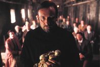 The Dark – Rowan (Richard Elfyn) nutzt die Gläubigkeit der Einwohner aus, um ein Leben zu retten. Dafür zahlt er einen hohen Preis ...