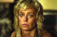 Extremities – Als Marjorie Easton (Farrah Fawcett) vor einem Supermarkt in ihr Auto steigen will, wird sie von einem Mann angegriffen, der sie offensichtlich vergewaltigen und berauben will. Es gelingt ihr, den brutalen Unbekannten abzuwehren - doch dabei stiehlt er ihre Brieftasche mit Personalausweis und Adresse ...