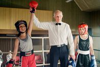 Trio – Nora (Naomi Hasselberg Thorsrud, links) gewinnt spielend die ersten Runden im Boxwettkampf. Doch dann brechen die ersten Sportler zusammen.