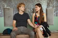 In aller Freundschaft – Moritz Weber (Justus Czaja) will seiner Mutter Maria Weber seine Freundin Danja Morena (Lara Aylin Winkler) vorstellen. Danja ist etwas aufgeregt und Moritz beruhigt sie liebevoll.