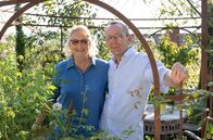 Garten & lecker – Die heutige Gartenreise führt in den mediterranen Garten von Petra Wichert und ihrer Familie im baden-württembergischen Sipplingen mit Blick auf den Bodensee. - Petra und Hans Peter Wichert